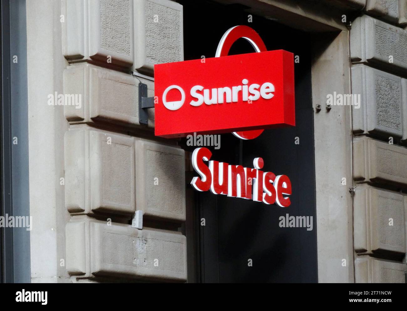 Foto Manuel Geisser 10.10.2023 Brugg AG Schweiz. Sunrise Logo Schriftzug  *** Photo Manuel Geisser 10 10 2023 Brugg AG Switzerland Sunrise logo  lettering Stock Photo - Alamy, image size:1300x994