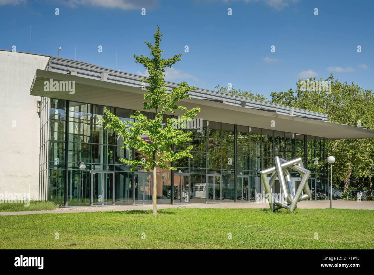 KIT Audimax (Forum Hörsaal), Skulptur Jens Wittenburg Triade, Karlsruher Institut für Technologie KIT, Campus Süd, Karlsruhe, Baden-Württemberg, Deuts Stock Photo
