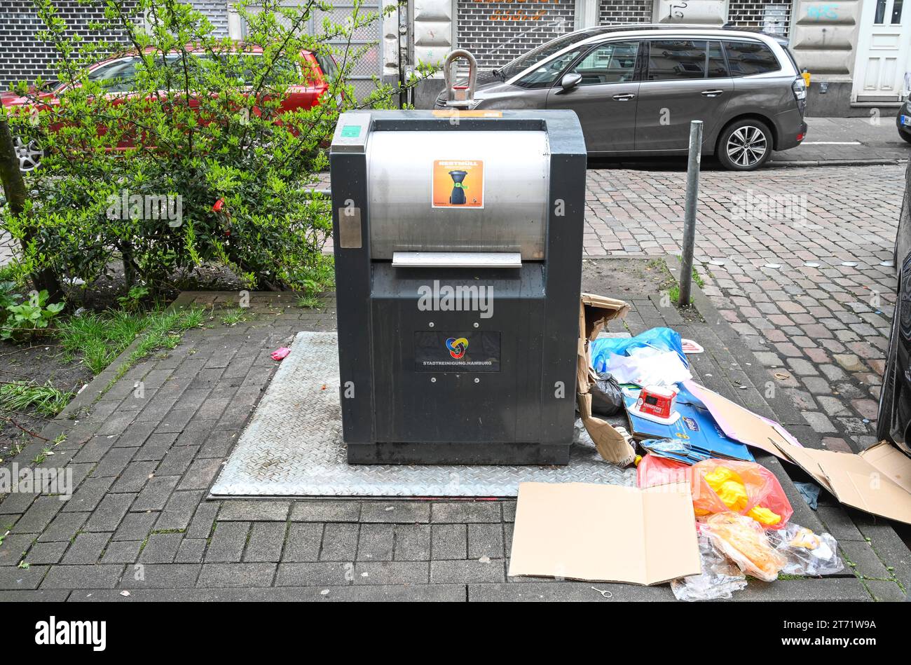 Einlaß unterirdischer Mülleimer Stadtreinigung, St. Georg, Hamburg, Deutschland Stock Photo