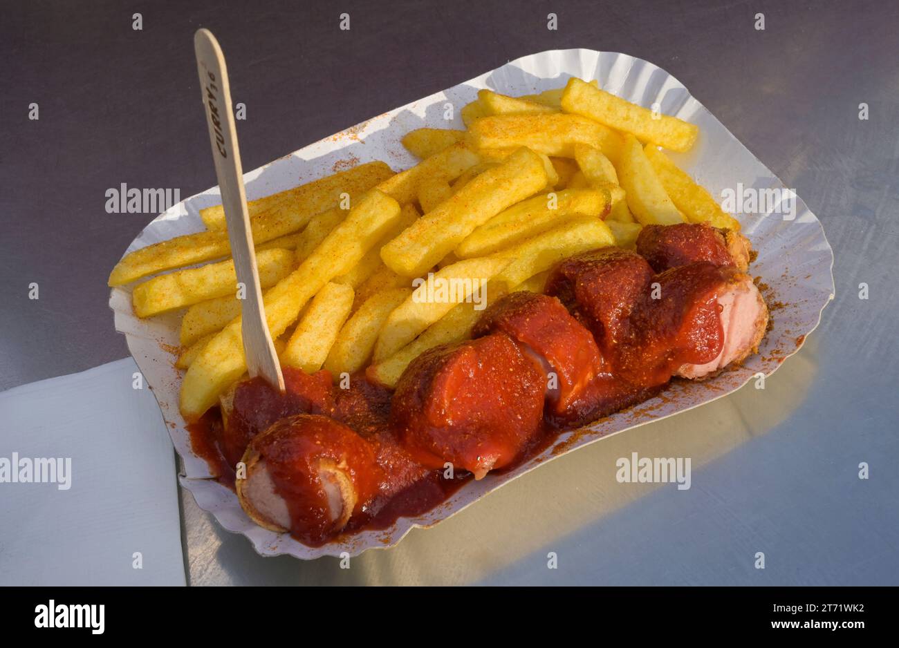 Currywurst mit Pommes von Curry 36, Berlin, Deutschland Stock Photo - Alamy