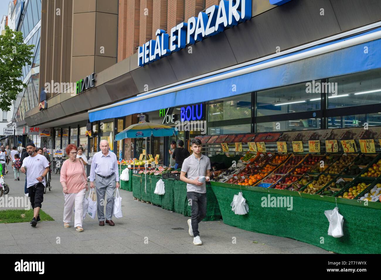 Türkischer Supermarkt, Bolu Helal Et Pazari, Straßenszene, Müllerstraße,  Wedding, Mitte, Berlin, Deutschland *** Local Caption *** , Berlin,  Deutschla Stock Photo - Alamy, image size:1300x956