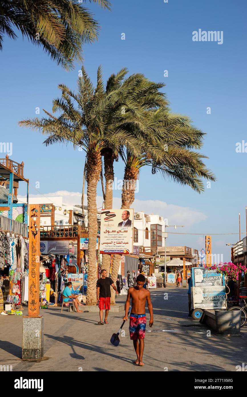 Straßenszene, Restaurants, Geschäfte, Masbat, Lighthouse Road, Dahab, Sinai, Ägypten Stock Photo
