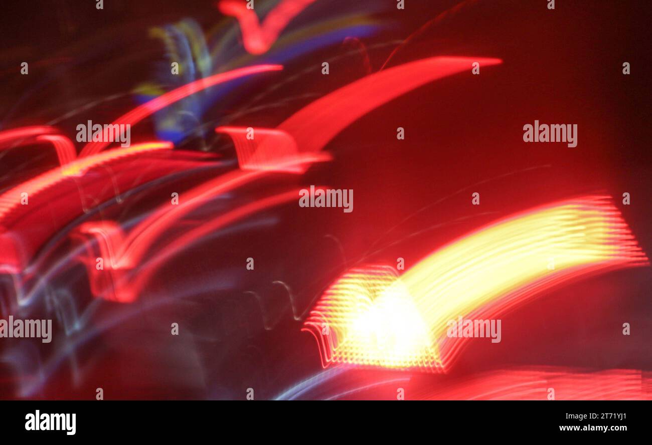symbolfoto illegales autorennen und bunte lichter auf der staße