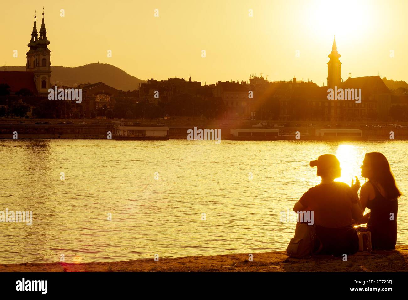 Women skyline silhouette hi-res stock photography and images - Alamy