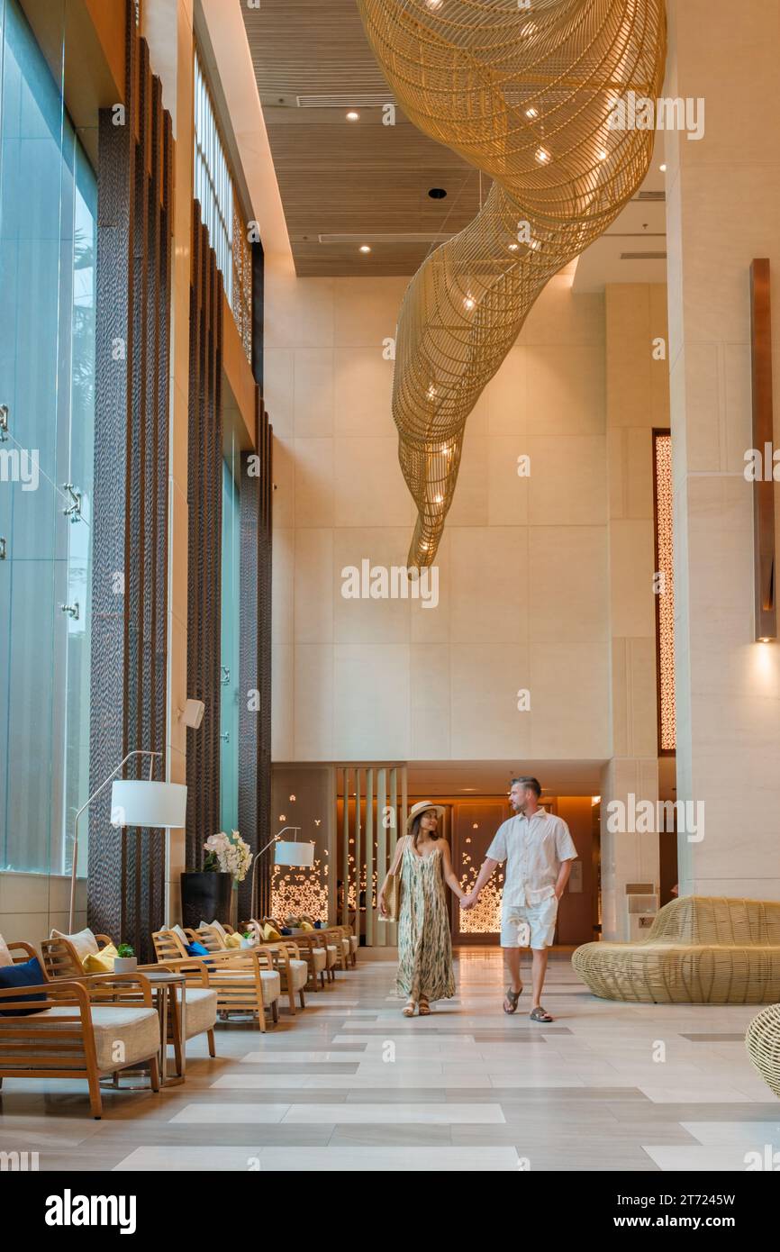 Luxury hotel lobby couple hi-res stock photography and images - Alamy