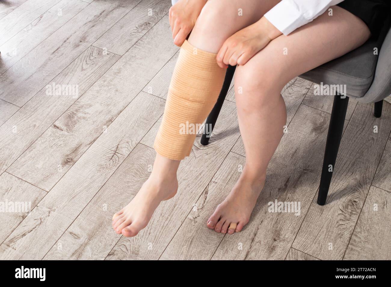 https://c8.alamy.com/comp/2T72ACN/orthopedic-medical-kneecap-on-the-leg-of-a-girl-fixation-and-support-of-the-knee-joint-after-injury-close-up-2T72ACN.jpg
