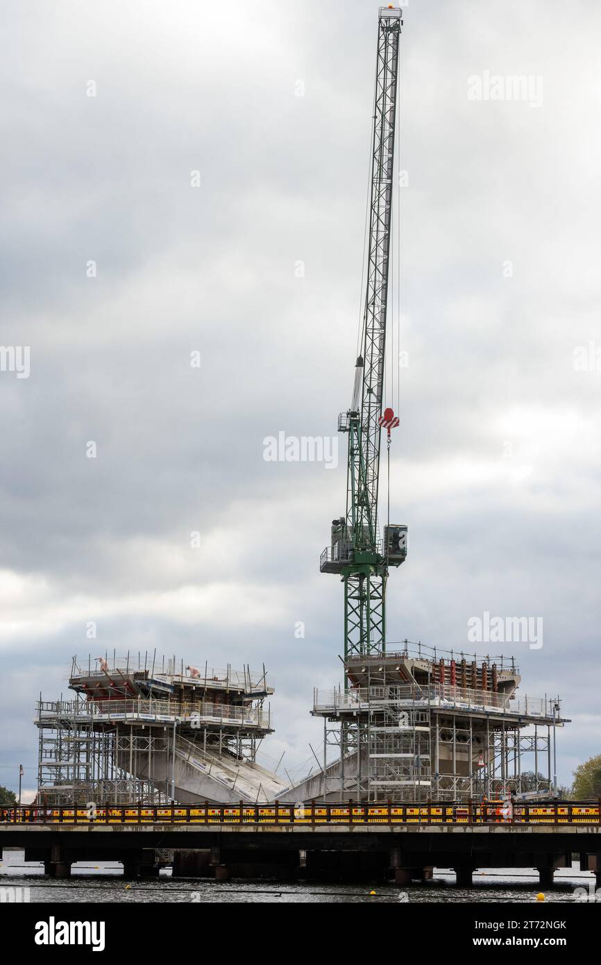 Harefield, UK. 10th November, 2023. Construction works are pictured in Harefield Lake No. 2 for the Colne Valley viaduct for the HS2 high-speed rail link. The viaduct requires 292 piles and will carry HS2 across lakes and watercourses in the Colne Valley Regional Park. Credit: Mark Kerrison/Alamy Live News Stock Photo