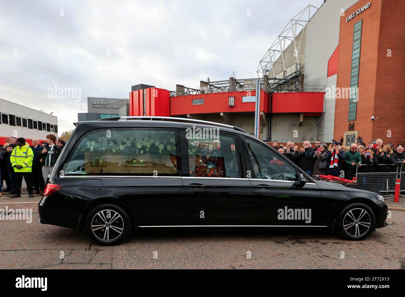 Processional Trafford Bobby charltons funeral procession hi-res stock photography and images ...