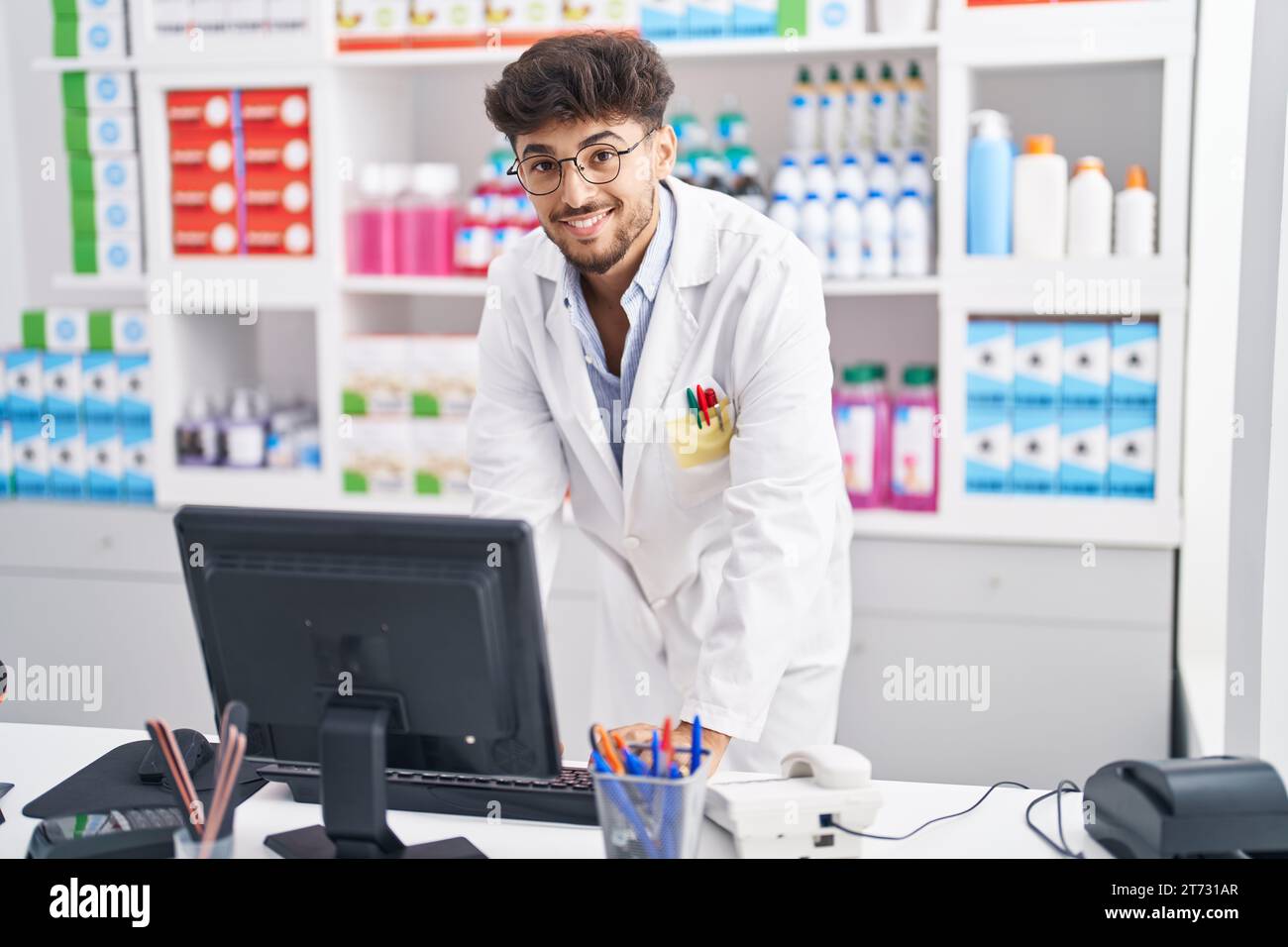Arab pharmacist at counter hi-res stock photography and images - Alamy