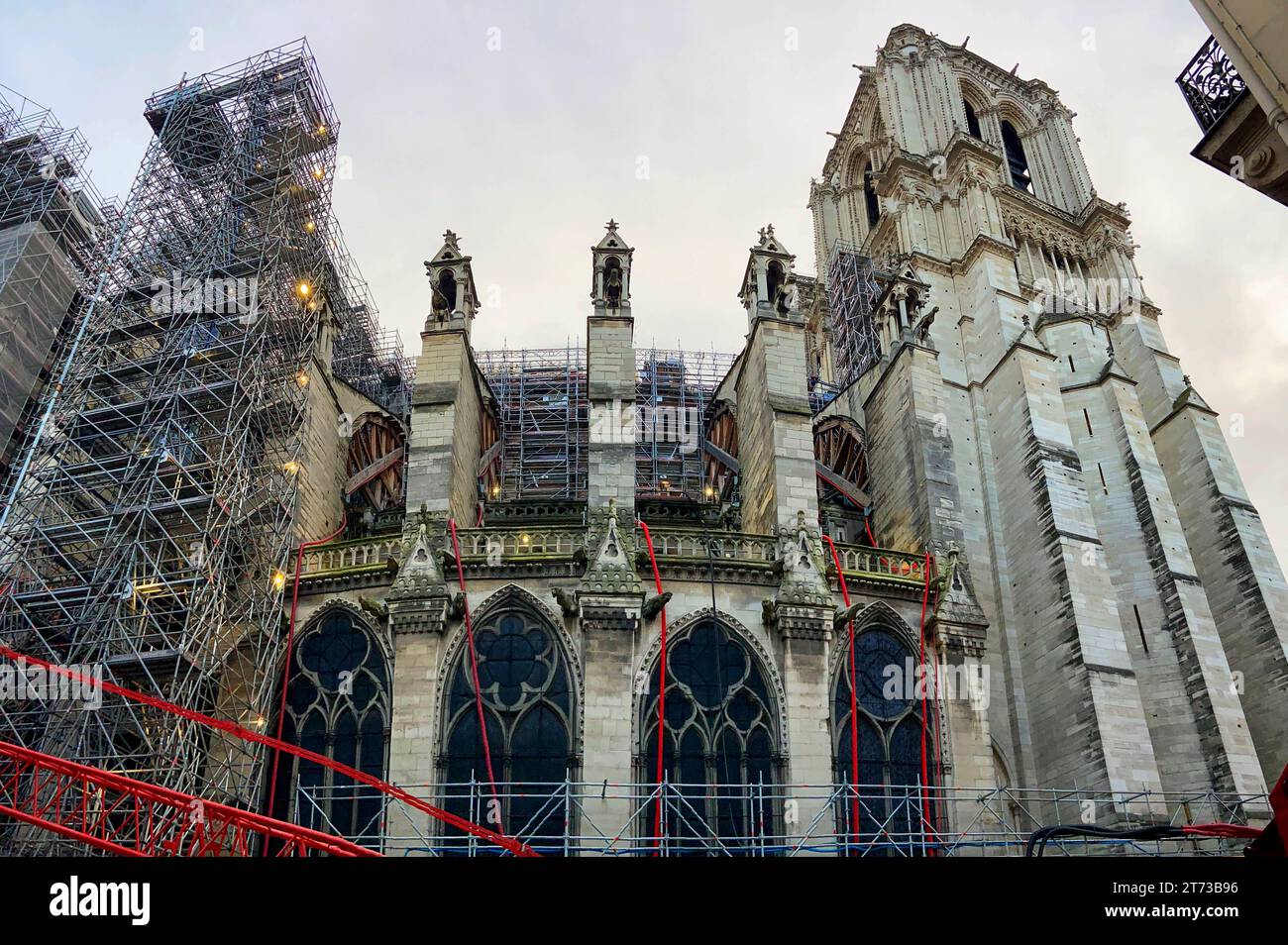 Nordfassade und Schwerlastkran beim Besuch der Kathedrale Notre-Dame de Paris, in der am 15. April 2019 ein Großbrand entstanden war. Viele Teile des Dachstuhls verbrannten sowie der weltberühmte Vieringsturm aus Holz fiel dem Feuer zum Opfer. Die Wiedereröffnung des Spitzturms ist für Ende 2024 geplant. Eine Fertigstelllung insgesamt wird noch viele Jahre dauern, meinen Experten. Paris, 13.11.2023 *** North façade and heavy-duty crane during a visit to Notre Dame de Paris Cathedral, where a major fire broke out on April 15, 2019 Many parts of the roof truss were burnt and the world-famous woo Stock Photo