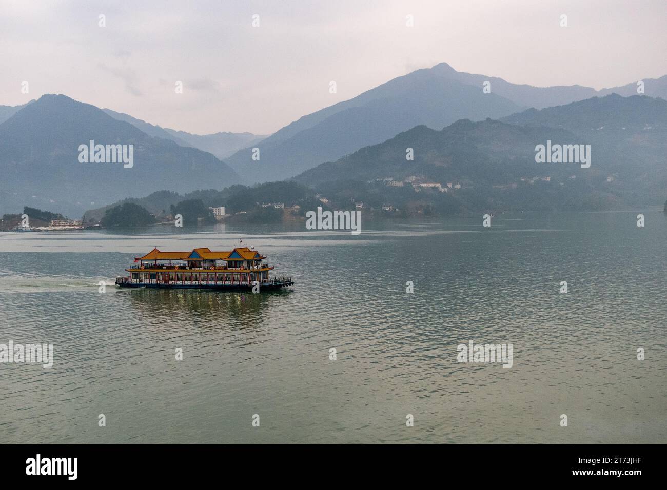 Yangtze river channel hi-res stock photography and images - Alamy