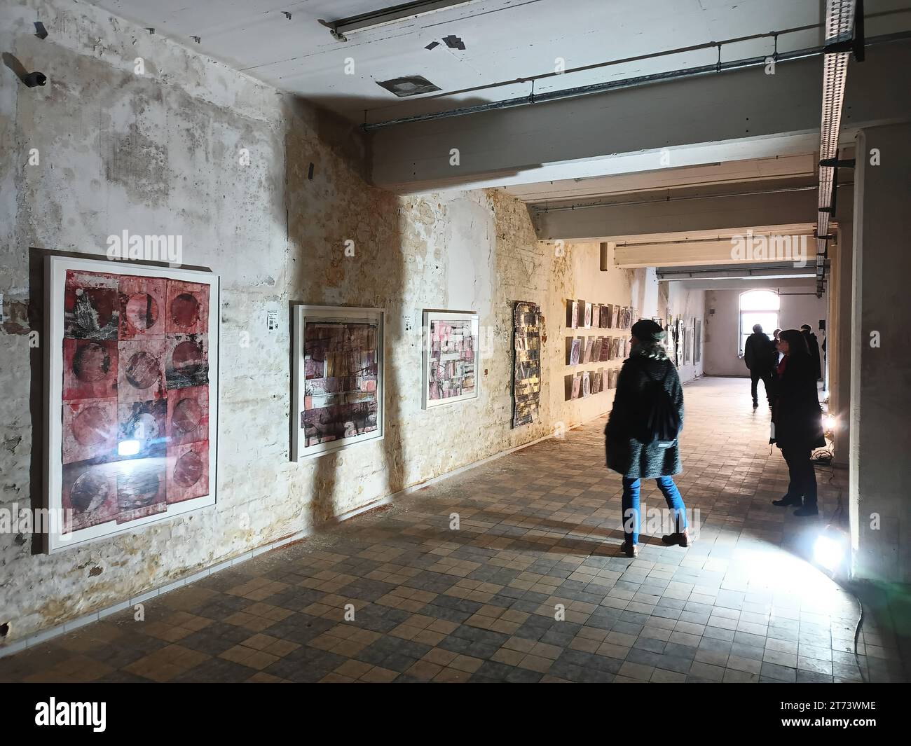 Blick in das ehemalige Bremer KABA-Werk am Fabrikenufer in Bremen-Walle, einem von mehr als 30 Ausstellungsorten des Kulturevents Kunst-Hafen-Walle am 4. und 5. November 2023. Hier Bilder von Alfred Gronak. - Das Instant-Kakaogetränk KABA wurde 1929 vom Bremer Kaufmann Ludwig Roselius auf den Markt gebracht, der auch den koffeinfreien Kaffee HAG entwickelt hatte. *** View of the former Bremen KABA factory on the Fabrikenufer in Bremen Walle, one of more than 30 exhibition venues for the cultural event Kunst Hafen Walle on November 4 and 5, 2023 Here are pictures by Alfred Gronak The instant co Stock Photo