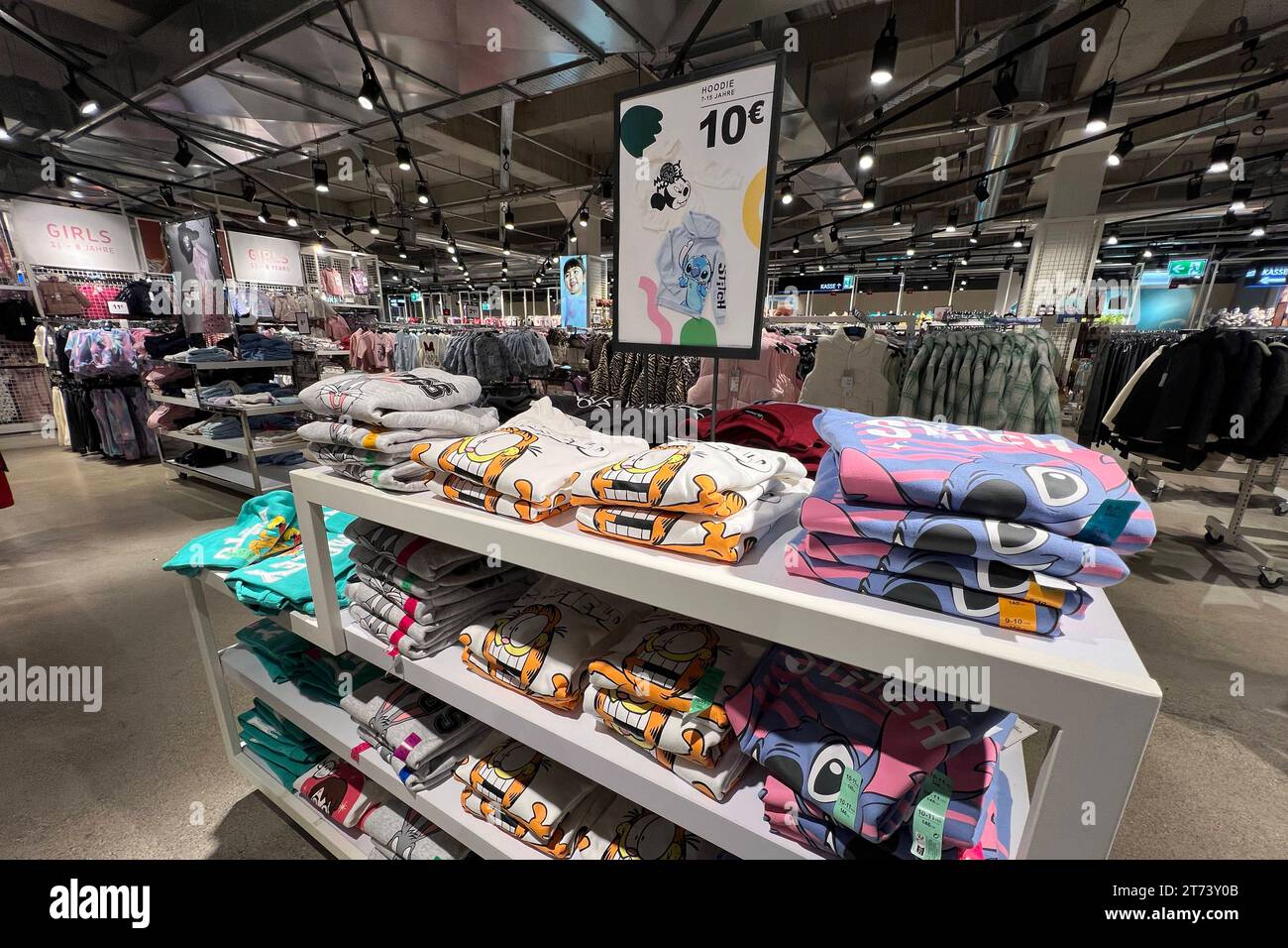 Massenhaft billige Kleidungsstuecke in der PRIMARK Filiale in Muenchen Neuperlach im PEP. Textildiscounter mit Hauptsitz in Dublin in der Republik Irland. In Primark Filialen die in der Regel mehrere ...