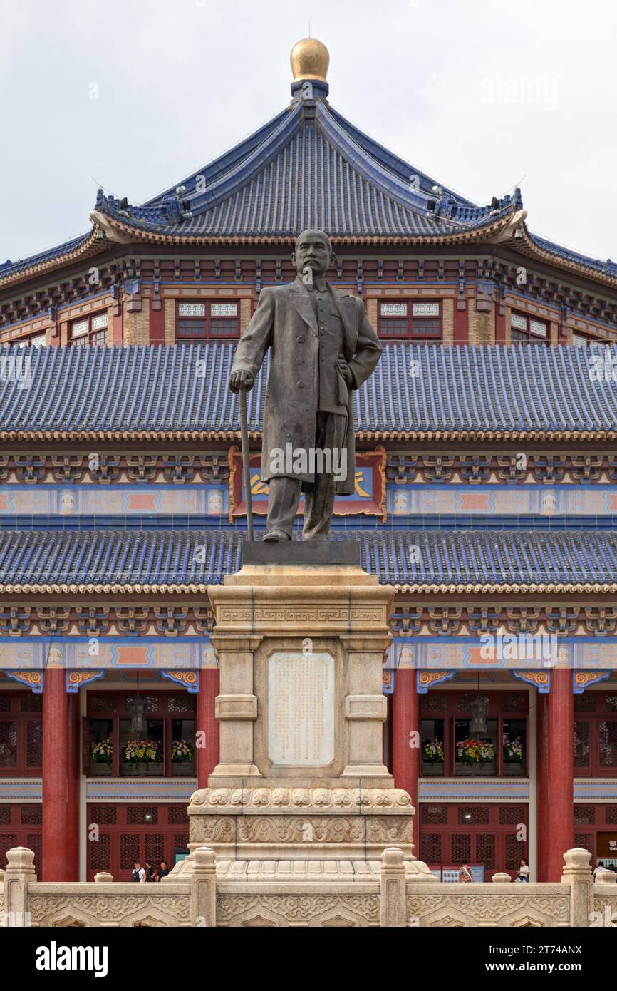 Guangzhou, China - August 16 2018: Statue of Sun Yat-sen in front of the Zhongshan Memorial Hall or Sun Yat-sen, an octagon-shaped building in Guangzh Stock Photo