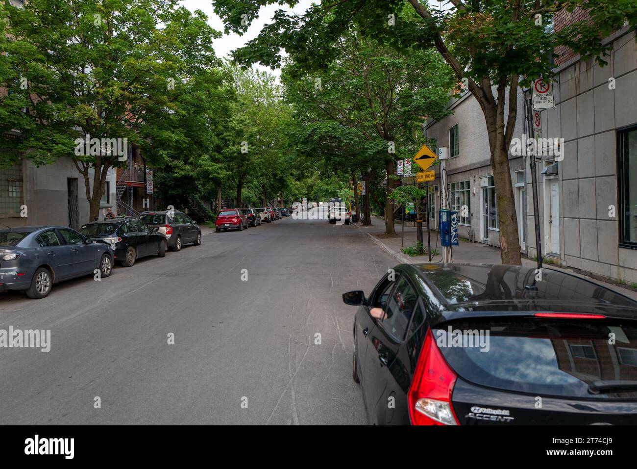 Cars parked on both sides of the road hi-res stock photography and ...