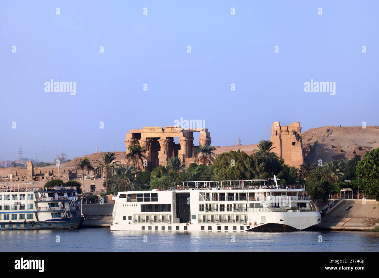 Cruise ship on Nile river near Kom Ombo Temple of gods Horus and Sobek, Egypt, Africa. Luxury Nile Cruise. Summer vacation, relaxing on cruise ship. C Stock Photo
