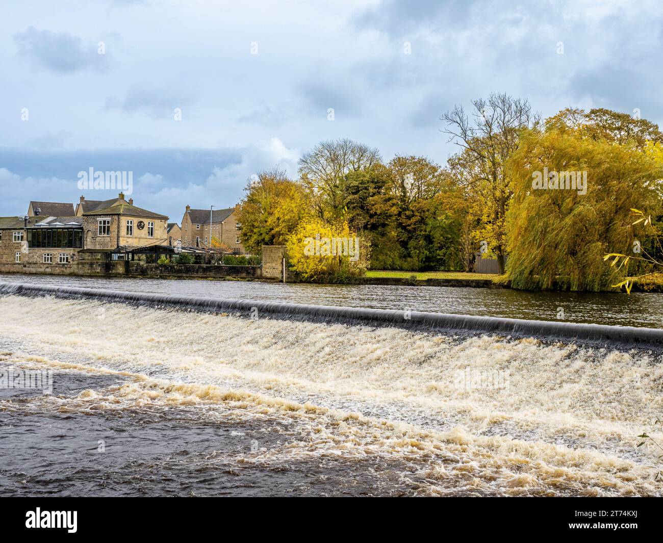 Weir on the River Wharfe in Otley, with Buon Apps restaurant seen in Autumn. UK Stock Photo