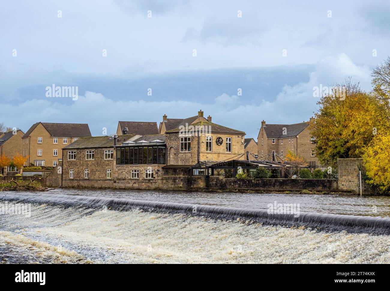 Weir on the River Wharfe in Otley, with Buon Apps restaurant seen in Autumn Stock Photo