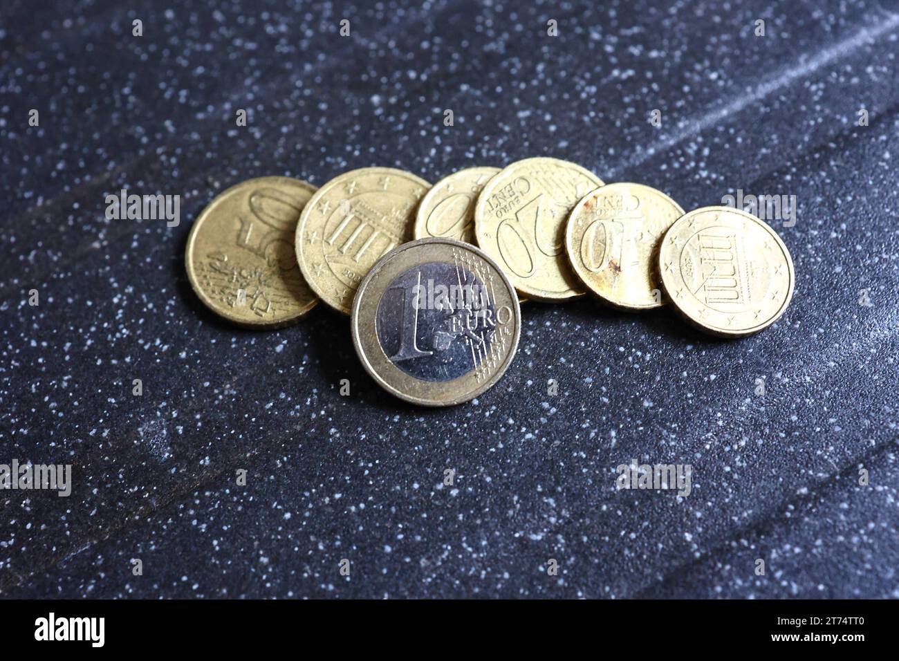 1 Euro Münze *** 1 euro coin Copyright: xLobeca/RHx Credit: Imago/Alamy Live News Stock Photo