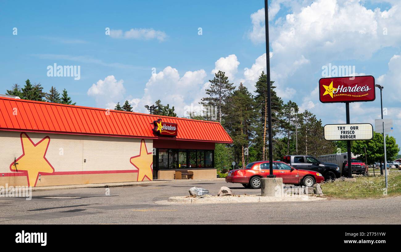 非売品　X0013 【ハイウェイロードサイン】Hardee's ハーディーズ　大 Hardees restaurant sign usa hi-res stock photography and