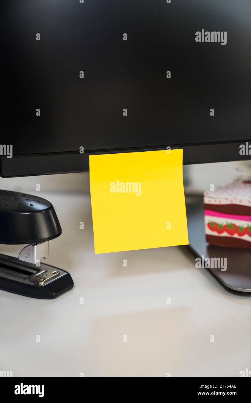 Sticky note monitor Stock Photo Alamy