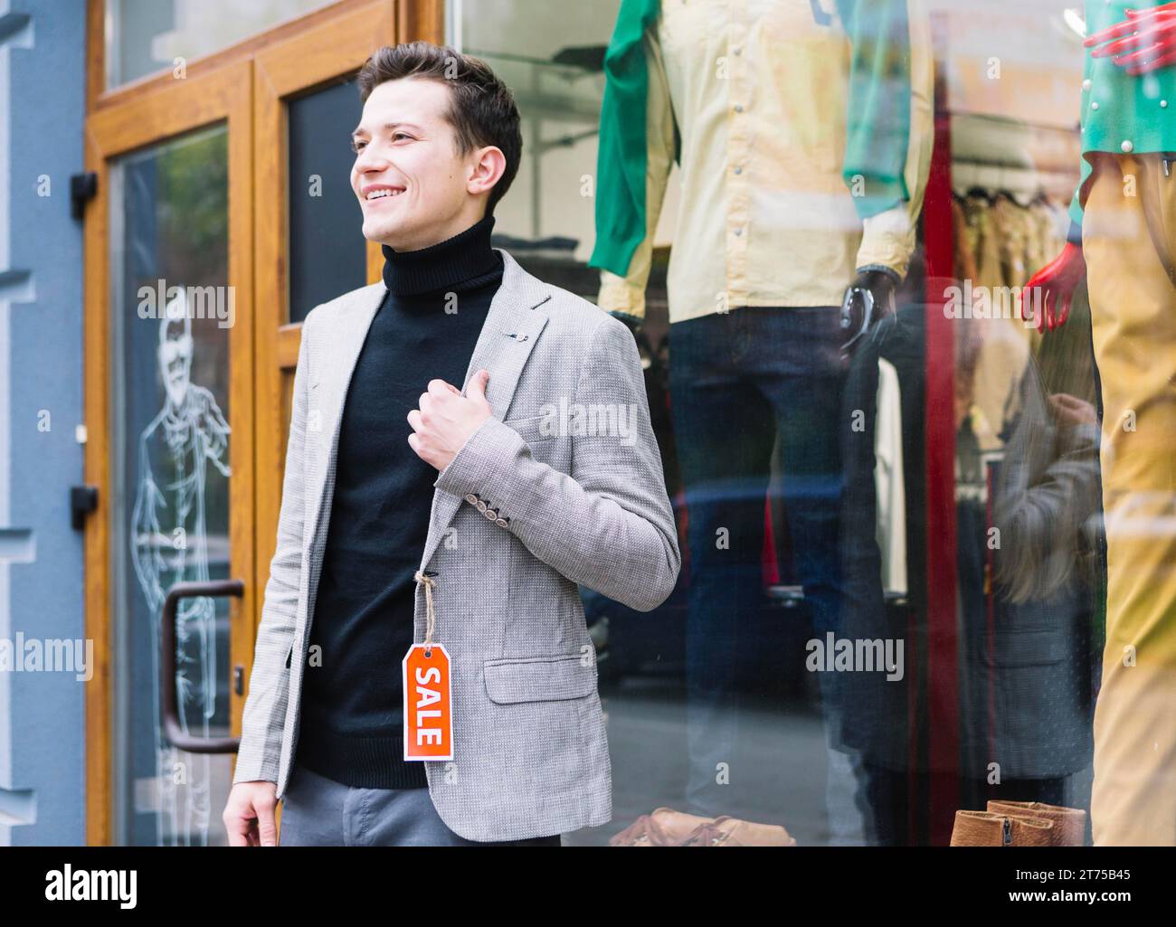 People standing outside shop hi-res stock photography and images - Alamy