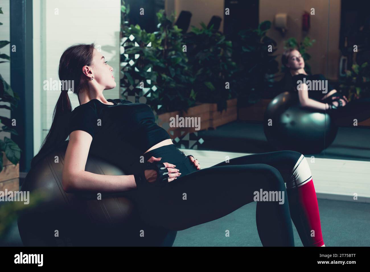 Young women doing sit ups hi-res stock photography and images - Alamy