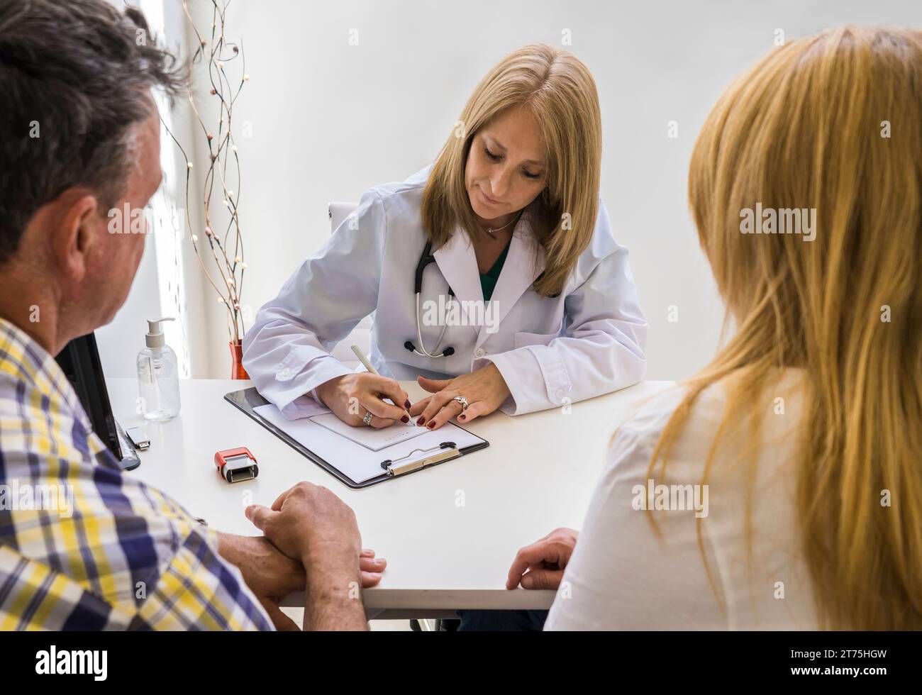 Doctor couple fertility hi-res stock photography and images - Alamy