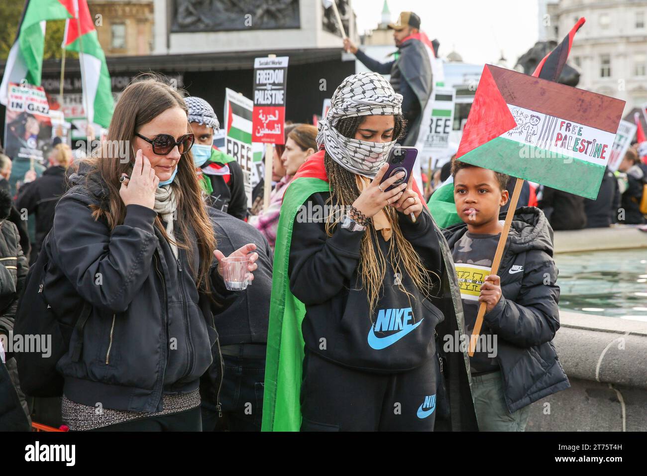 London, UK. 4th Nov, 2023. A crowd of protesters holds Palestinian flags and placards expressing their opinion during a Pro-Palestinian rally calling for an immediate ceasefire, at Trafalgar Square in central London. (Credit Image: © Steve Taylor/SOPA Images via ZUMA Press Wire) EDITORIAL USAGE ONLY! Not for Commercial USAGE! Stock Photo