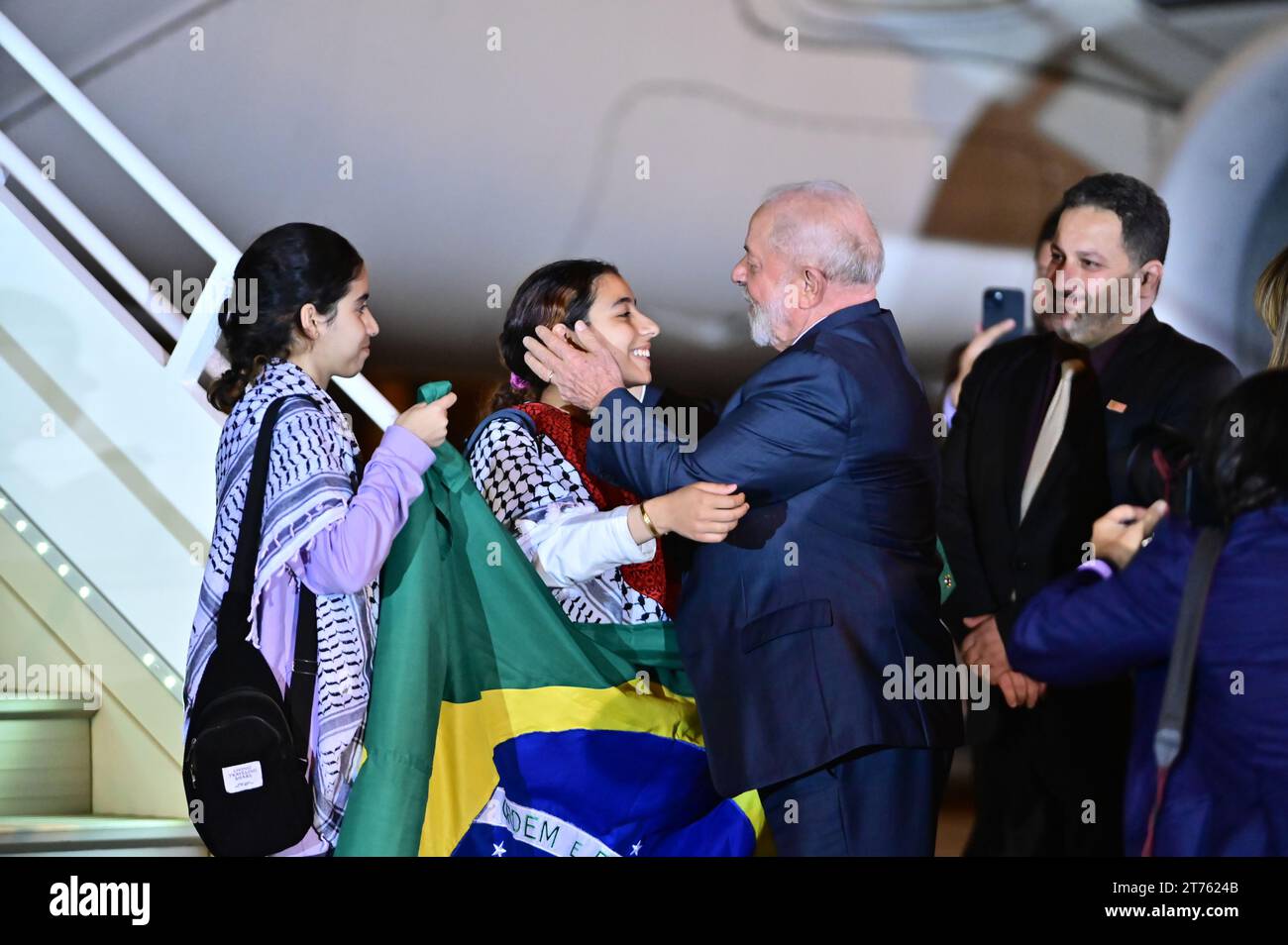 Brasilia, Brazil. 13th Nov, 2023. BRASÍLIA, DF - 13.11.2023: LULA RECEBE BRASILEIROS REPATRIADOS GAZA - Photo, President Lula greets Shahed al Banna. This Tuesday (13) President Lula receives Brazilians repatriated from the Gaza strip in Palestine. (Photo: Ton Molina/Fotoarena) Credit: Foto Arena LTDA/Alamy Live News Stock Photo