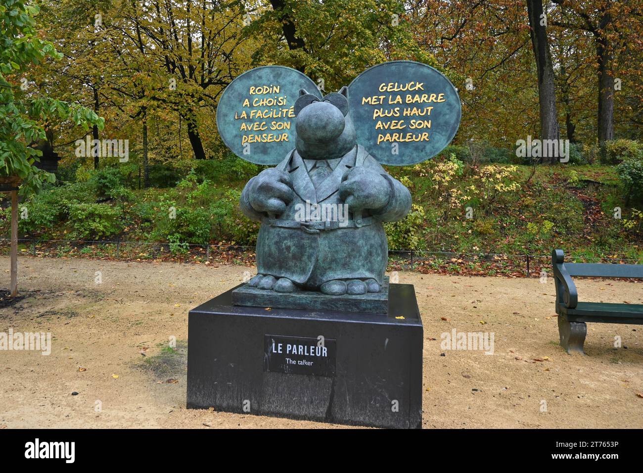 Le Chat ‘Le Parleur’ (The Talker) sculpture by Philippe Geluck in Brussels Park (Parc de Bruxelles) –  Brussels, Belgium – 25 October 2023 Stock Photo