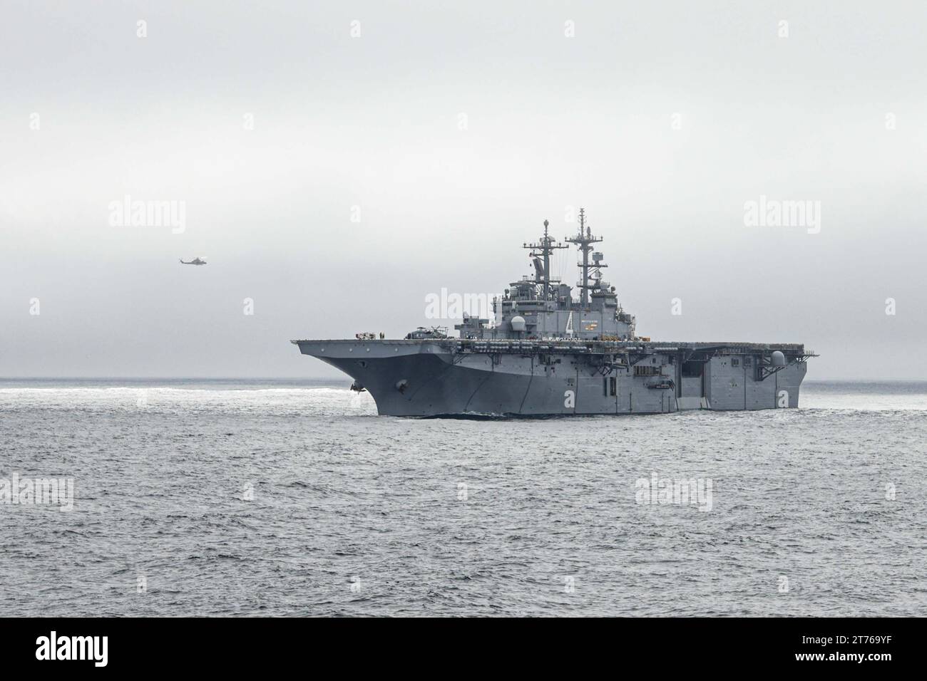 The amphibious assault ship USS Boxer (LHD 4) conducts flight ...