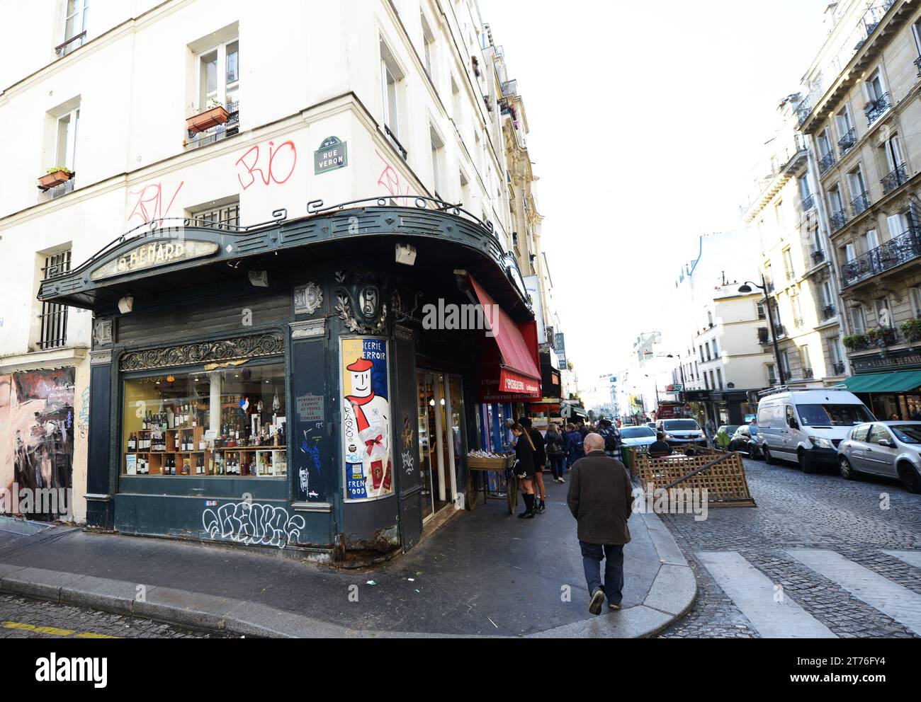 Lépicerie du Terroir gourmet shop on the corner of Rue Véron and Rue Lepic in Montmartre, Paris, France. Stock Photo