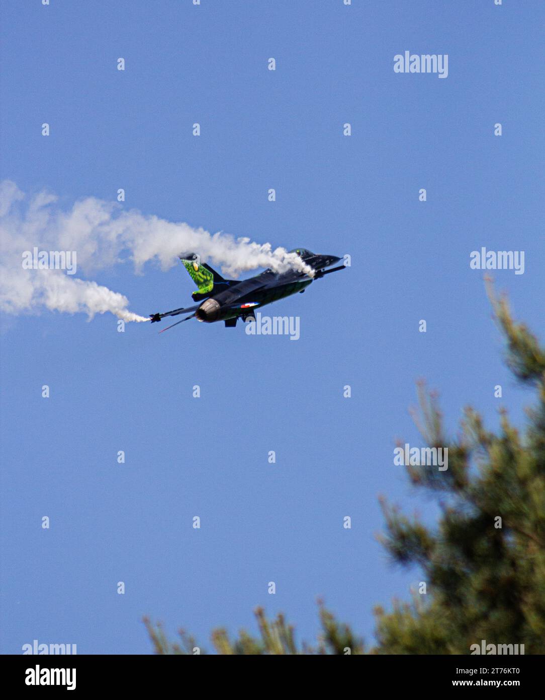F16 fighter jet in flight hi-res stock photography and images - Alamy