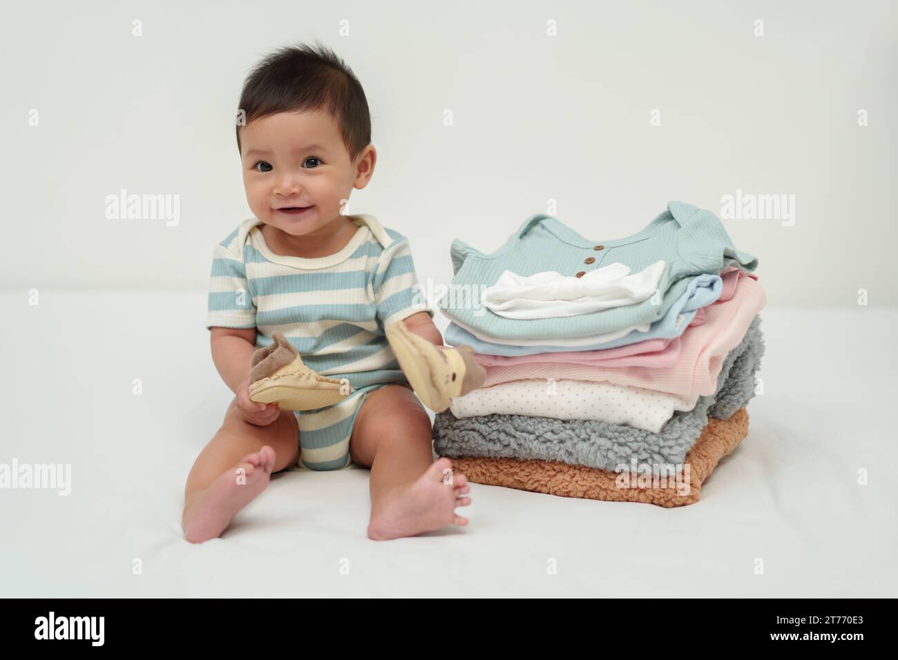 Cute chinese baby boy sitting hi-res stock photography and images - Alamy