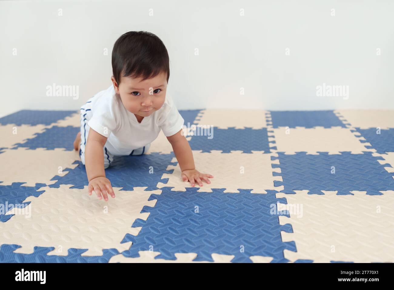 Crawling crawl knees hi-res stock photography and images - Alamy