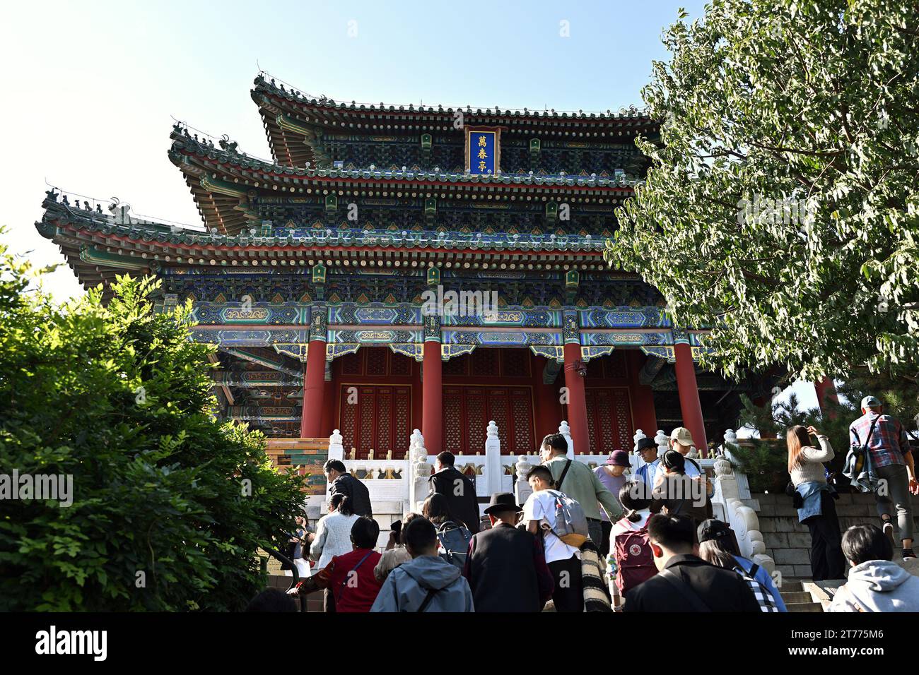 (231114) -- BEIJING, Nov. 14, 2023 (Xinhua) -- This photo taken on Oct. 27, 2023 shows the Wanchun pavilion on the mountain top of the Jingshan park on the Beijing Central Axis in Beijing, capital of China. First created in the Yuan Dynasty (1271-1368), the Beijing Central Axis, or Zhongzhouxian, stretches 7.8 km between the Yongding Gate in the south of the city and the Drum Tower and Bell Tower in the north. Most of the major old-city buildings of Beijing sit along this axis. Chinese authorities have planned to recommend the Beijing Central Axis as China's 2024 world cultural heritage appl Stock Photo