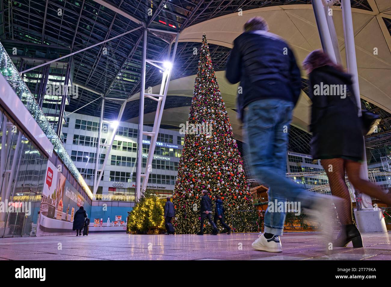 Vorfreude auf die Festtage. Der Weihnachts- und Wintermarkt im Münchner Flughafen. München Bayern Deutschland *** Looking forward to the festive season The Christmas and winter market at Munich Airport Munich Bavaria Germany Copyright: xRolfxPossx Credit: Imago/Alamy Live News Stock Photo