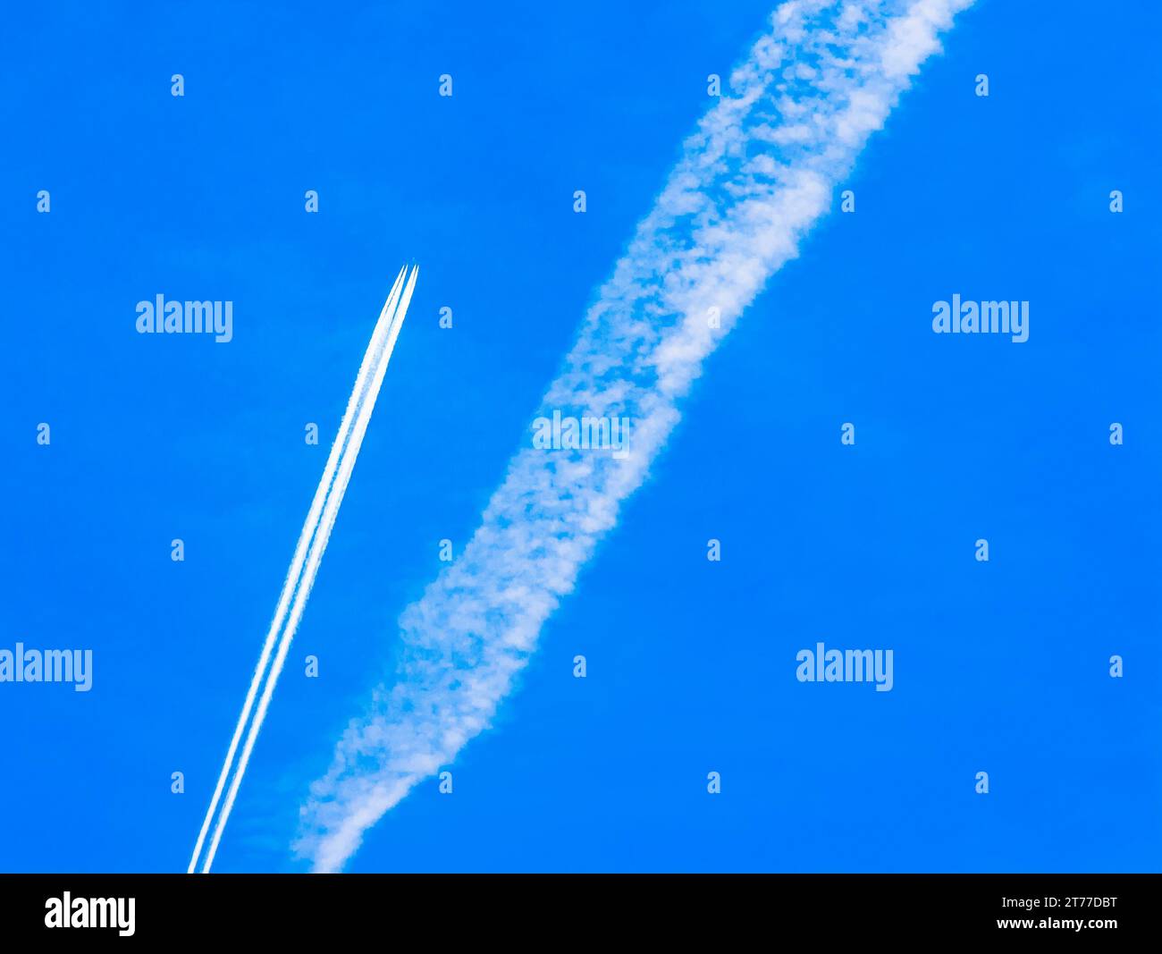 Airplane aeroplane routes path hi-res stock photography and images - Alamy