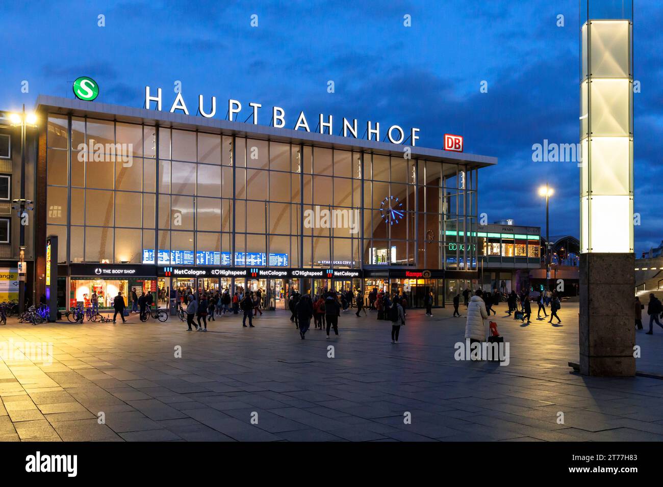 the square in front of the central station, Cologne, Germany. der Bahnhofsvorplatz, Hauptbahnhof, Koeln, Deutschland. Stock Photo