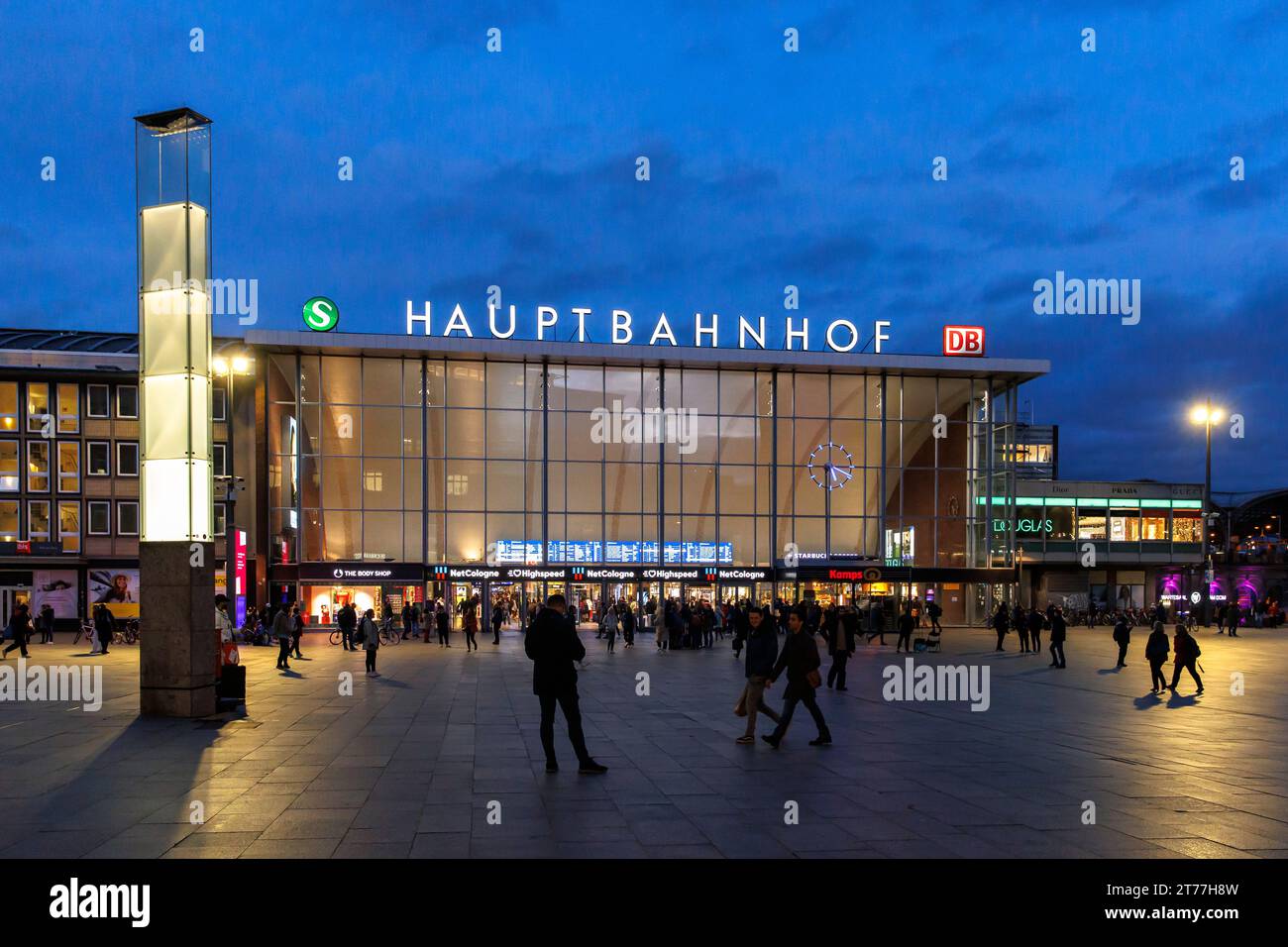 the square in front of the central station, Cologne, Germany. der Bahnhofsvorplatz, Hauptbahnhof, Koeln, Deutschland. Stock Photo