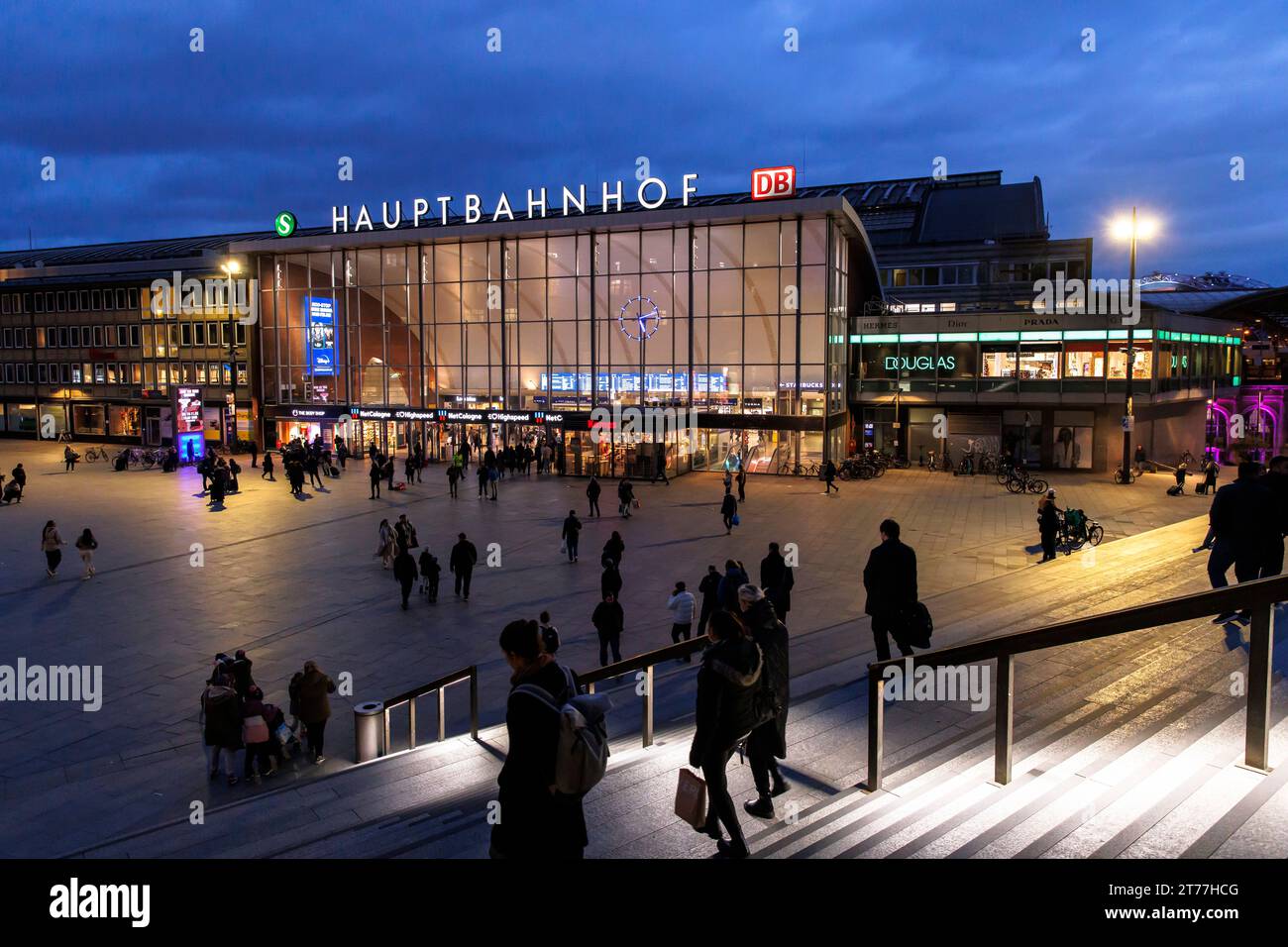 the square in front of the central station, stairway to the cathedral square, Cologne, Germany. der Bahnhofsvorplatz, Hauptbahnhof, Treppe zur Domplat Stock Photo