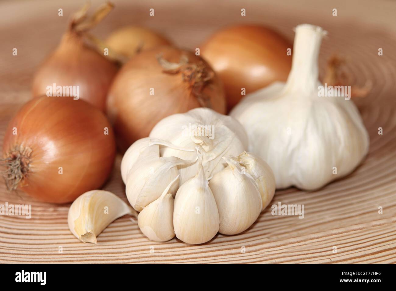 Garden onion, Bulb Onion, Common Onion (Allium cepa), onions and garlic in a basket Stock Photo