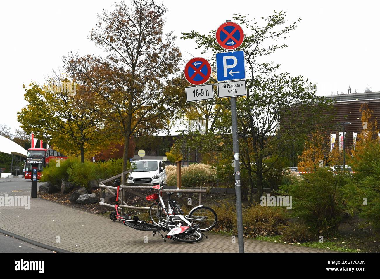 Verkehrsschilder Halteverbot von 18 - 9 Uhr und Parkplatz mit Parkschein von 9 - 18 Uhr. *** Traffic signs No stopping from 6-9 p.m. and parking with parking permit from 9 a.m.-6 p.m. Credit: Imago/Alamy Live News Stock Photo