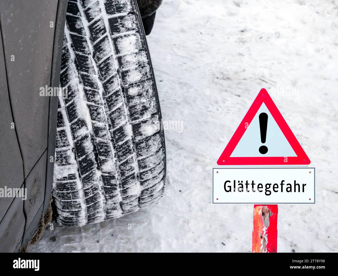 Warning sign: danger of slippery roads in winter in German Stock Photo