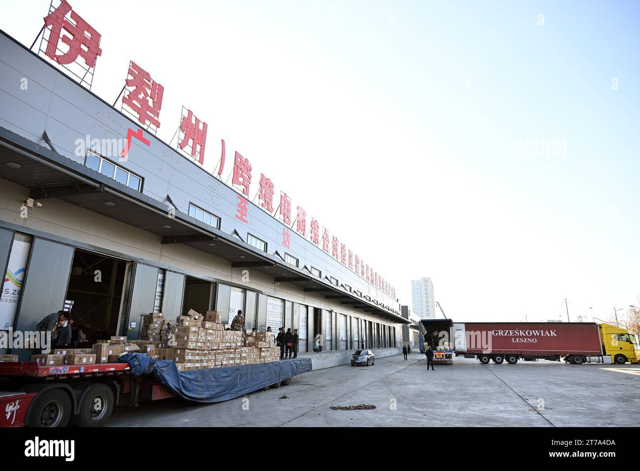 231114) -- HORGOS, Nov. 14, 2023 (Xinhua) -- Workers load and