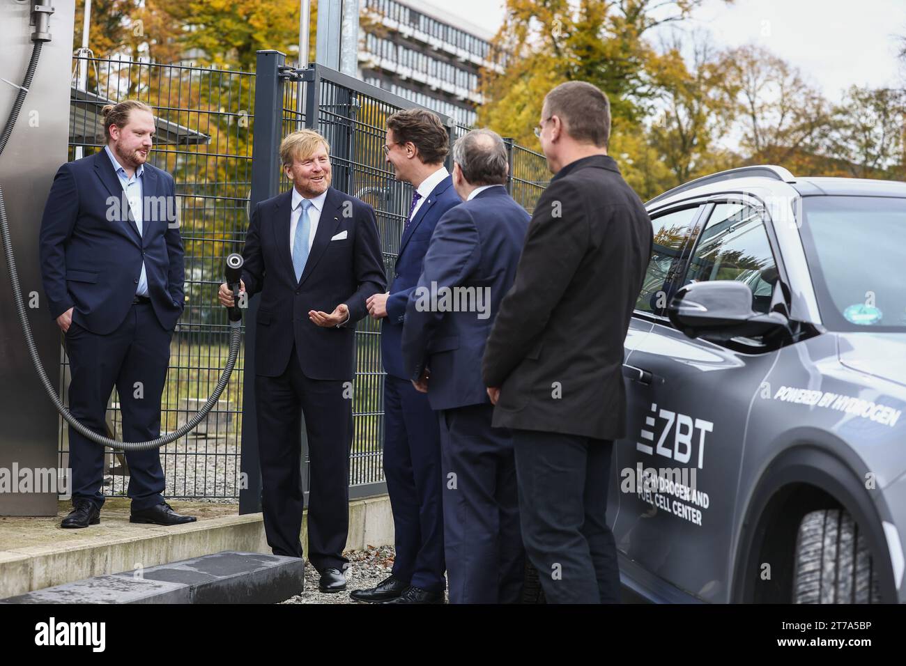 DUISBURG - King Willem-Alexander explained about ZBT's hydrogen car in the German state of North Rhine-Westphalia during a visit to Zentrum für BrennstoffzellenTechnik (ZBT) in Duisburg. The visit focuses on various hydrogen projects. ANP VINCENT JANNINK netherlands out - belgium out Stock Photo