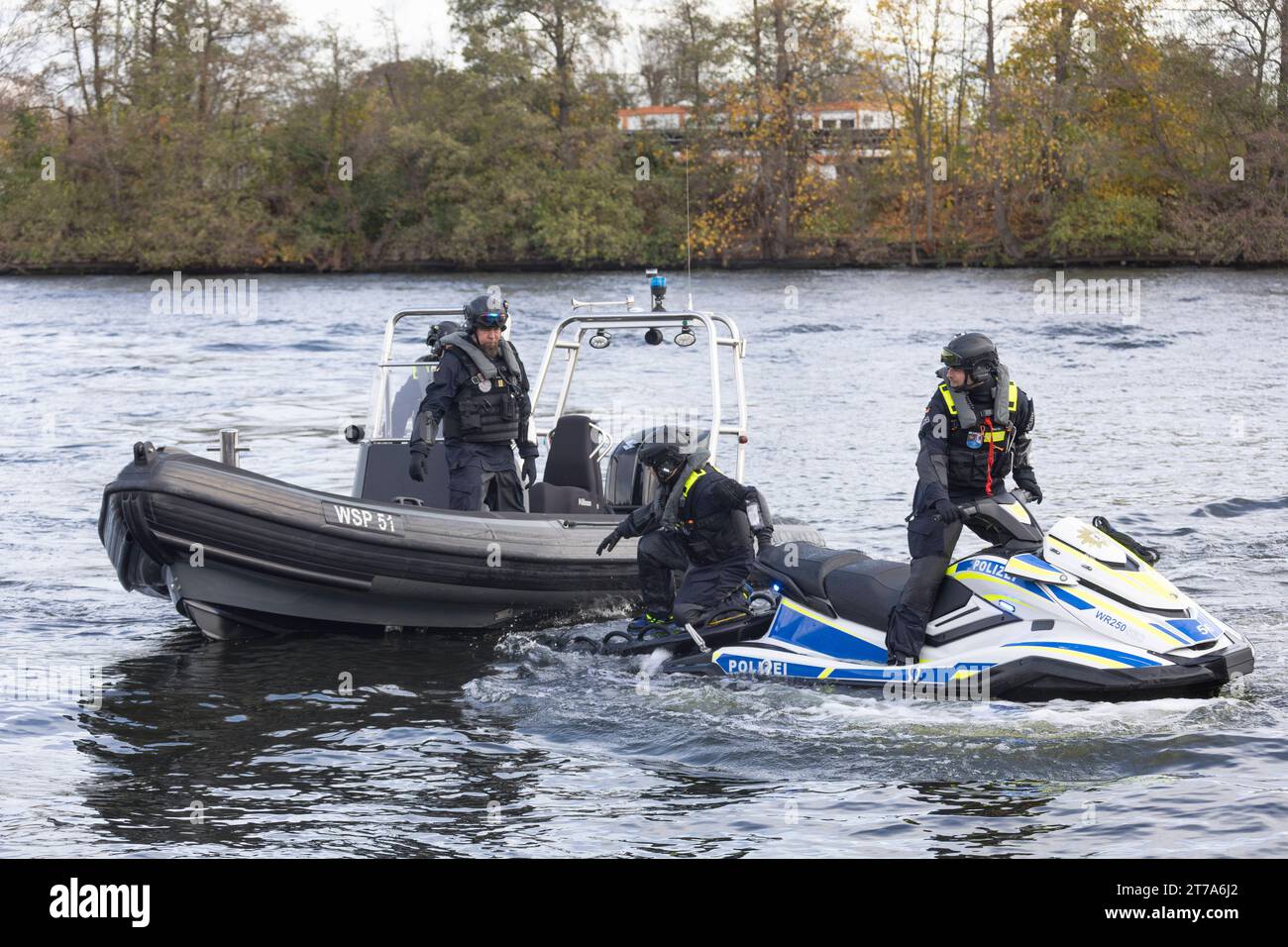 Bild-Motiv: RIB Boot und Watercraft der Wasserschutzpolizei bei der Uebung Berlin den 10.11.2023 BOS-Watercrafts in Dienst gestellt Die Polizei Berlin wappnet sich schon jetzt für die kommende Wassersportsaison. Der wachsende Verkehr mit hochmotorisierten Motorbooten, Jet-Skis und Partybooten auf den Berliner Gewässern machen eine Aufstockung der Bootsflotte der Wasserschutzpolizei notwendig. Künftig können die Einsatzkräfte neben der bestehenden Flotte aus 15 Polizeistreifenbooten, vier Zivilbooten und drei Festrumpfschlauchbooten nun auch zwei BOS-Watercrafts mit modernster Polizeiausstattun Stock Photo