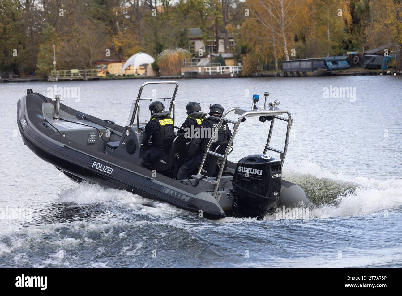 Bild-Motiv: RIB Boot der Wasserschutzpolizei bei der Uebung Berlin den 10.11.2023 BOS-Watercrafts in Dienst gestellt Die Polizei Berlin wappnet sich schon jetzt für die kommende Wassersportsaison. Der wachsende Verkehr mit hochmotorisierten Motorbooten, Jet-Skis und Partybooten auf den Berliner Gewässern machen eine Aufstockung der Bootsflotte der Wasserschutzpolizei notwendig. Künftig können die Einsatzkräfte neben der bestehenden Flotte aus 15 Polizeistreifenbooten, vier Zivilbooten und drei Festrumpfschlauchbooten nun auch zwei BOS-Watercrafts mit modernster Polizeiausstattung nutzen. Dank Stock Photo