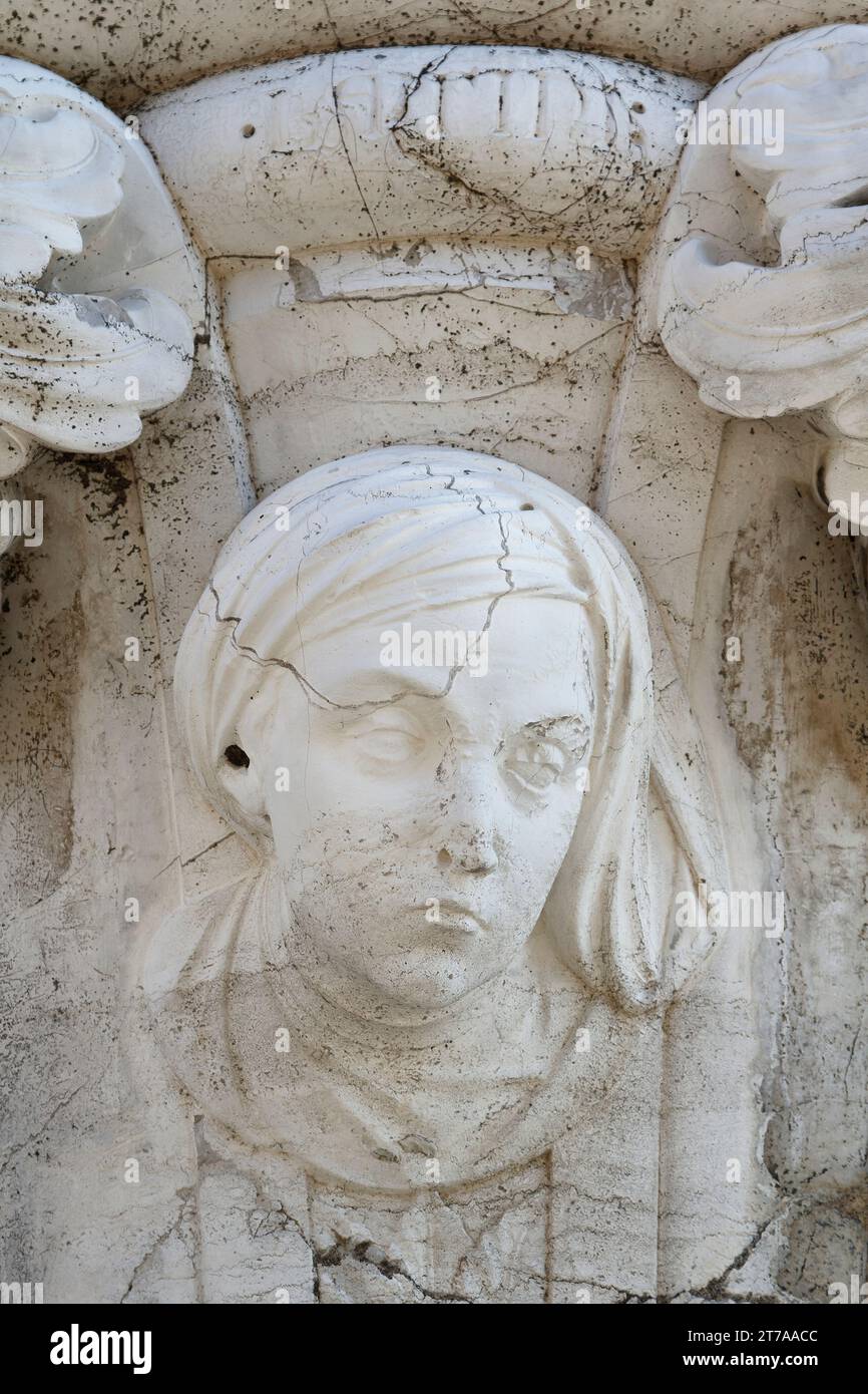 Latins - People of the World: how to recognize a stranger in the ancient Venice - Column capital of Palazzo Ducale (Doge's Palace, St Mark's Square) Stock Photo